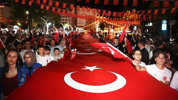 103 Yıllık Zafer Ruhunu 100 Metrelik Türk Bayrağıyla Taşıdılar