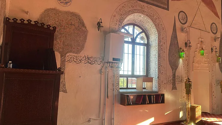 139 Yıllık Caminin Kıbleye Bakan Duvarına Yerleştirilen Kombi Tepki Çekti
