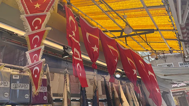 19 Mayıs'ta Dükkânlar Türk Bayraklarıyla Donatıldı