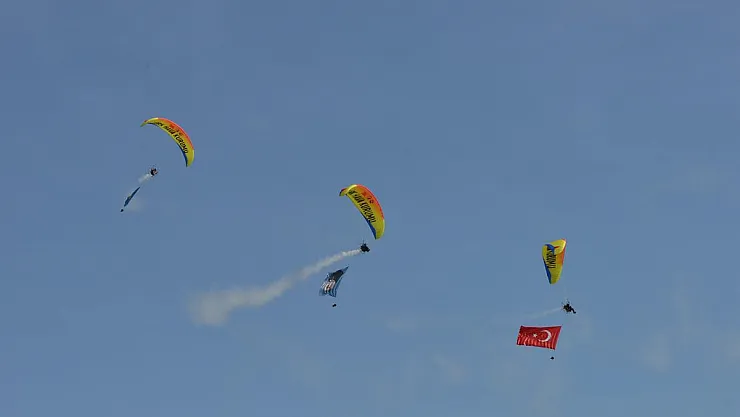 2. THK Havacılık Festivali yamaç paraşütü gösterisi ile başladı