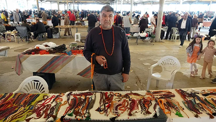 30 Yıldır Şehir Şehir Dolaşarak Tespih Satıyor