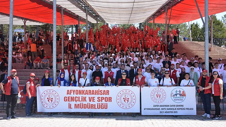 450 Genç Dumlupınar'da Büyük Zafer'i Kutladı