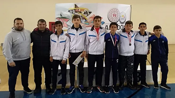 6 Güreşçi yarı finale kaldı
