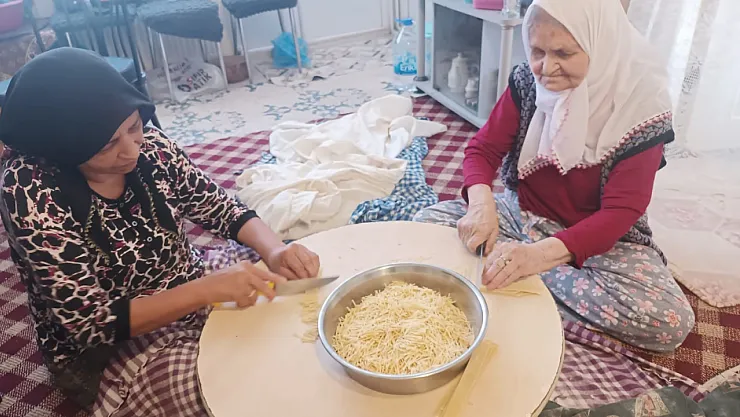 87 Yaşındaki Zeynep Ninenin Kışlık Erişte Mesaisi