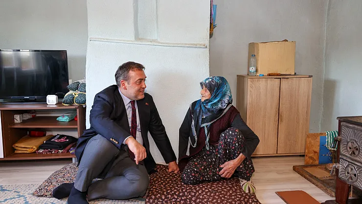 96 Yaşındaki Fatma Teyze Vali Sözer'i Evinde Ağırladı