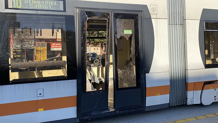 Açık Bırakılan Servis Kapısına Tramvay Çarptı: 3 Yaralı