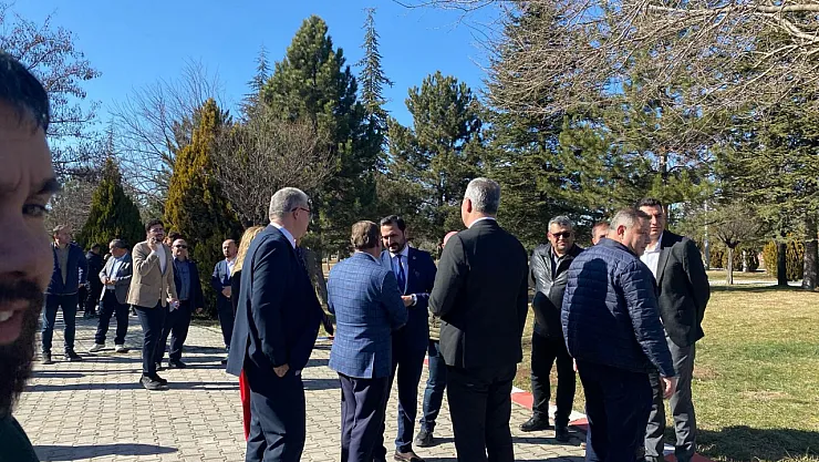 Açılış Töreni Gecikti, İl Başkanları Tepki Gösterdi