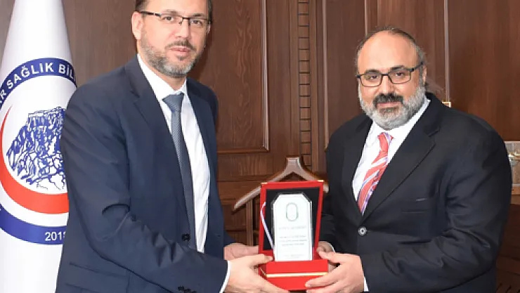 AFSÜ Eczacılık Fakültesi'ne  dünyaca tanınan Afyonlu Dekan