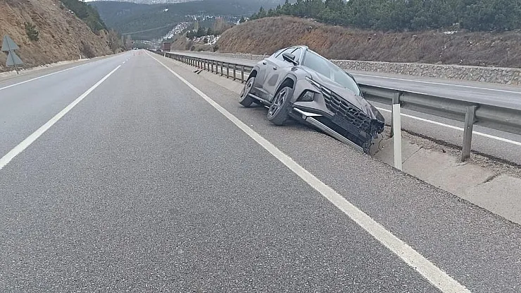 Afyon- Ankara Karayolunda Otomobil Refüje Girdi, Yaralılar Var