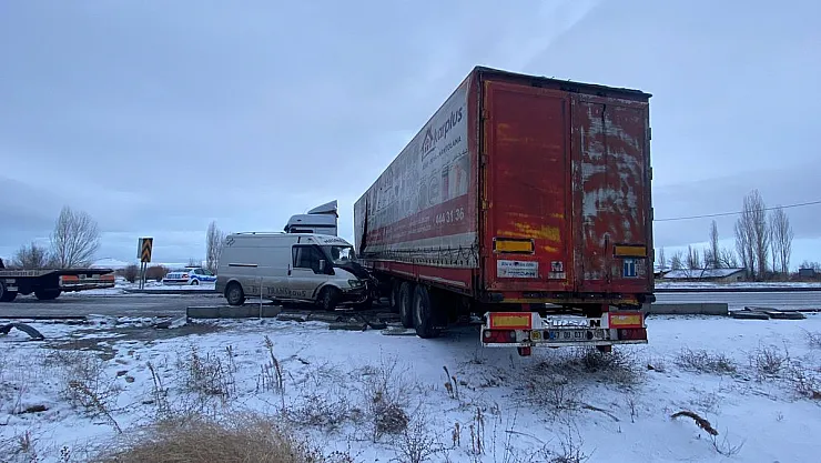 Afyon-Bolvadin’de 2 tır ve bir kamyonetin karıştığı kazada 1 kişi yaralandı