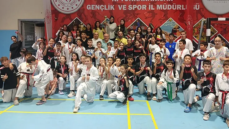 Afyon'da 30 Ağustos ruhu salonlara yansıdı