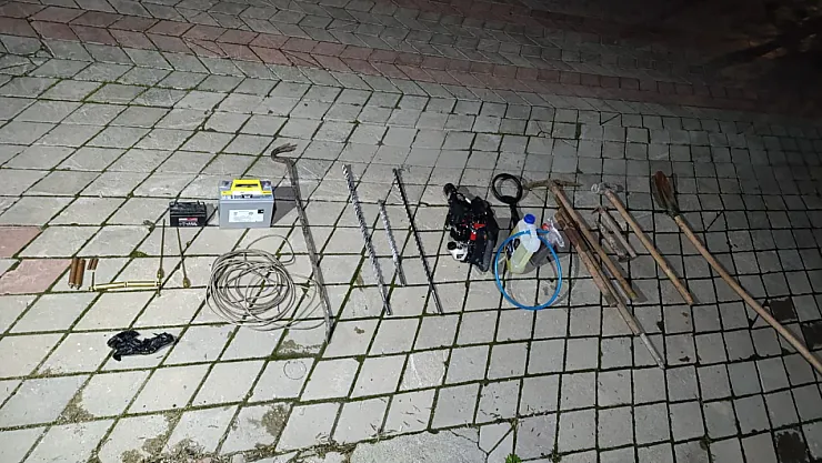 Afyon'da Define Peşinde Suçüstü: Jandarmayı Görünce Böyle Kaçtılar!