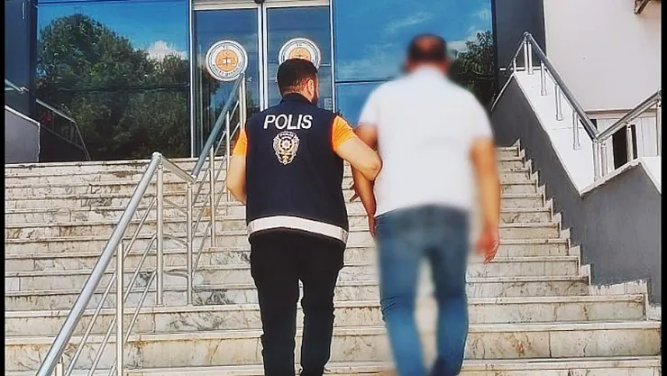 Afyon'da Dolandırıcı Kardeşinin Kimliğiyle Kaçmaya Çalıştı