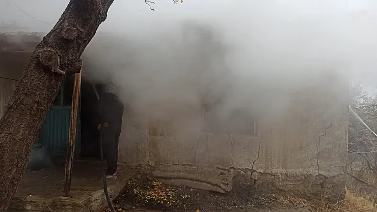 Afyon'da Ev Yangını: Komşuların Dikkati Felaketi Önledi