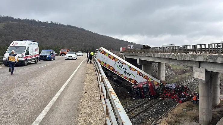 Afyon'da Faciadan Dönüldü! Tır Tren Yoluna Düştü, Ulaşım Felç Oldu