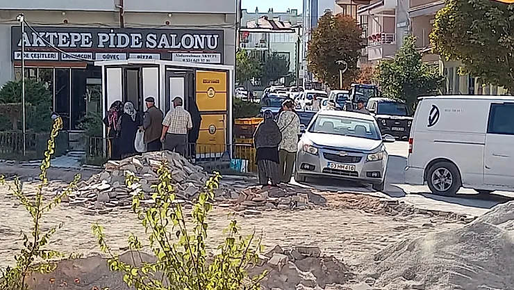 Afyon'da Halk Ekmek Büfesi Gündeme Oturdu: Toz Ve Toprak İçinde Satış İddiası!