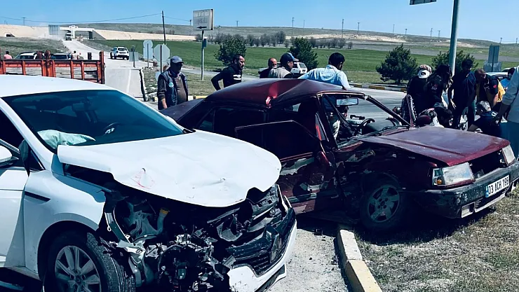 Afyon'da İki Araç Çarpıştı! 6 Yaralı, Karayolu Tek Yöne Kapandı