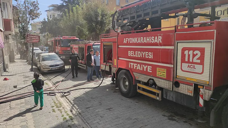 Afyon'da Korku Dolu Anlar: 3 Katlı Binada Yangın, Mahalleli Sokağa Fırladı