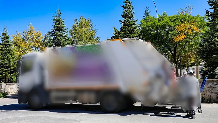 Afyon'da Korkunç Kaza! Otomobil Çöp Kamyonuna Çarptı, İşçinin Ayağı Koptu