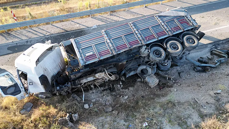 Afyon'da Korkunç Kaza: Tır Sürücüsü Yaralandı, Kabin Parçalandı