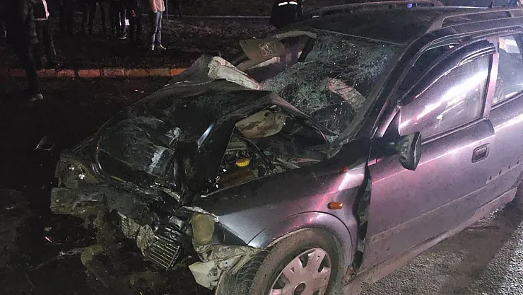 Afyon'da Otobüs ve Otomobil Çarpıştı: Yaralılar Var