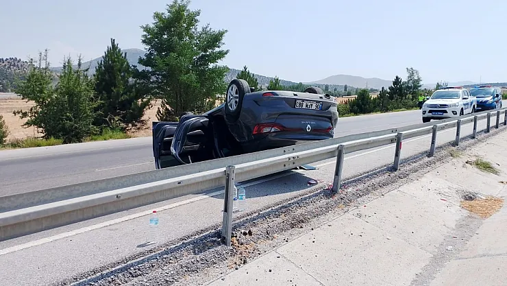 Afyon'da Otomobil Ters Döndü: Aynı Aileden 3 Kişi Yaralı!