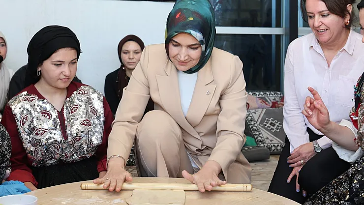 Afyon'da Sıra Dışı Etkinlik: Vali, Nineler ve Gençlerle Hamur Açtı!