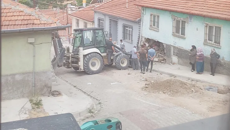 Afyon'da Şok Anlar: Kontrolden Çıkan Kepçe Evin Duvarına Daldı!