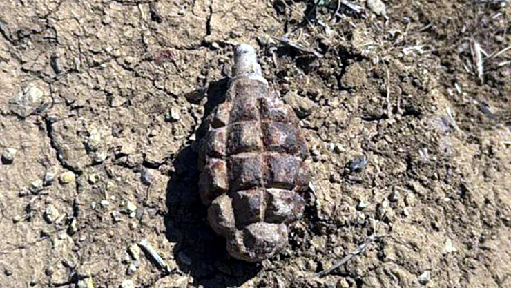 Afyon'da Tarlasını Sürerken Patlamamış El Bombası Buldu
