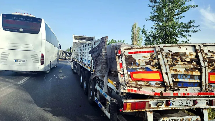 Afyon'da Tır Tıra Çarptı, Şarampole Uçtu!