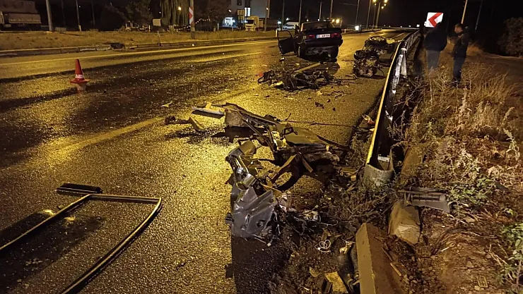 Afyon'da Tırın Çarptığı Araç Parçalandı