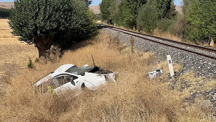 Afyon'da Tren Kazası! Yolcu Treni Hemzemin Geçitte Otomobile Çarptı