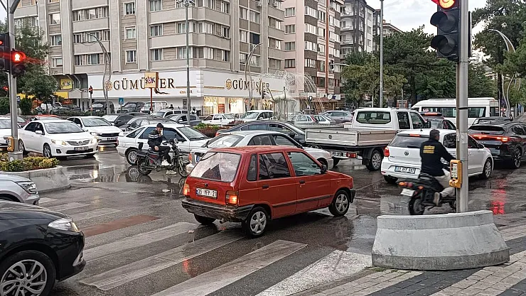 Afyon'da Yağmur Yağdı, Trafik S.O.S. Verdi!