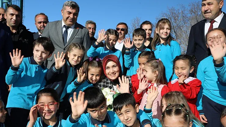 Afyon'da Yeni Eğitim Yılı Başladı: Öğrencilere Güven, Öğretmenlere Teşekkür, Velilere Çağrı