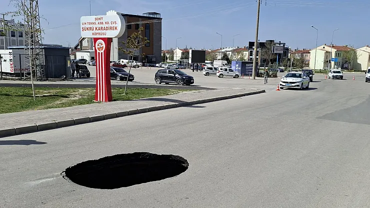 Afyon'da Yol Göçtü! Trafik Kapanmadan Geri Dönün