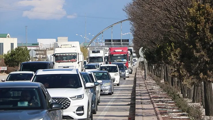 Afyon'dan Her Gün 600 Bin Araç Geçti