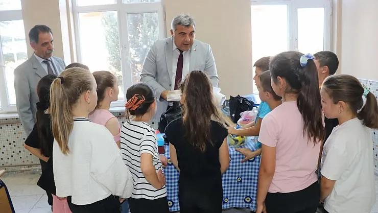 Afyon İl Milli Eğitim Müdürü Sınıflara Girdi, Öğrencilerle Sohbet Etti