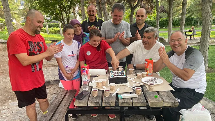 Afyon'un Gururu Sporcuya Tatlı Kutlama