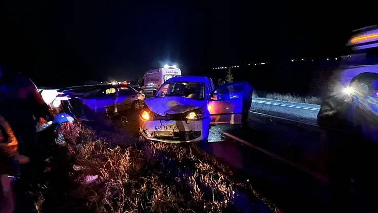 Afyon-Uşak Yolunda Feci Çarpışma: Kavşakta Can Pazarı!