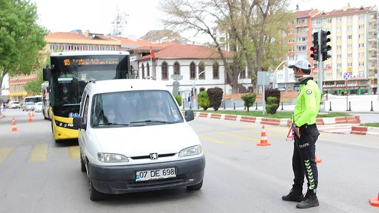 Afyon’da 4 sürücüye 7 bin 849 TL ceza yazıldı