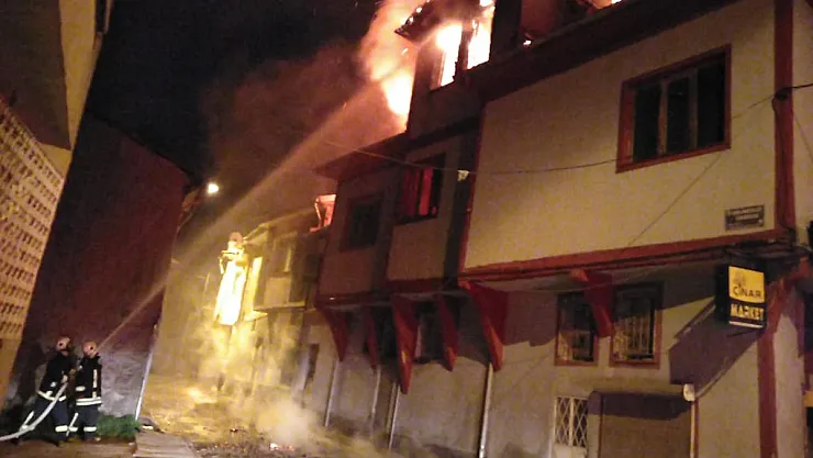 Afyon’da geceyi yangının alevleri aydınlattı