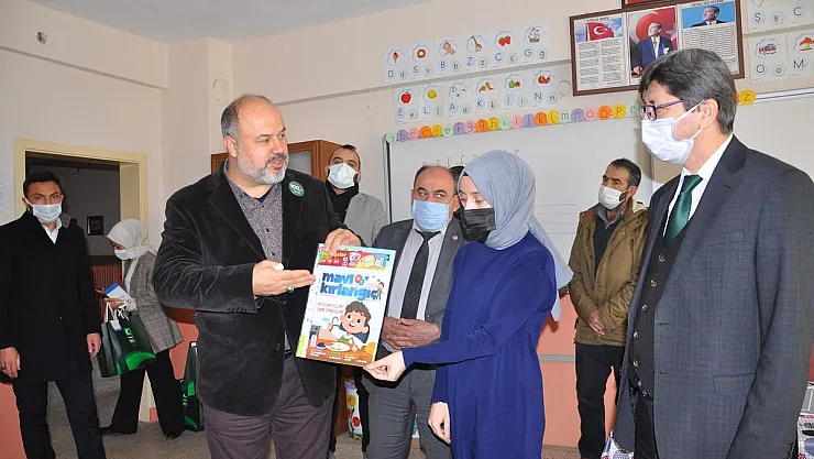 Afyon’da Korona’dan ölen 2 çocuk annesi hemşire Sultan Fidan'ın ismi mezun olduğu okulun kütüphanesine verildi