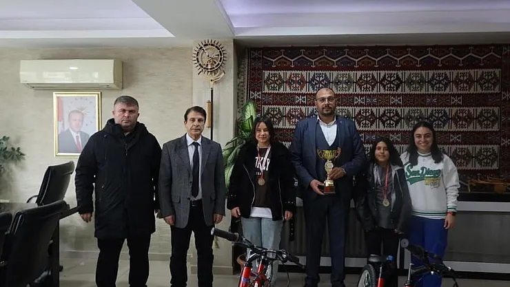 Afyon'da Masa Tenisi Birincileri Bisikletle Ödüllendirildi