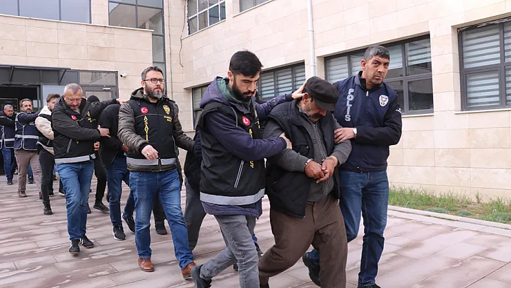 Afyon’da Sosyal Medya Hesabı Üzerinden Vurgun Yapan 19 Şahıs Adliyeye Sevk Edildi