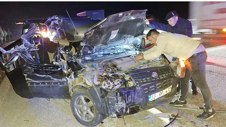 Afyonkarahisar'da Feci Kaza: Tıra Çarpan Otomobilde 5 Yaralı