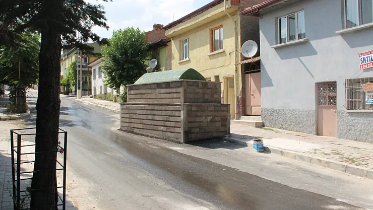 Afyonkarahisar'da Muhammed Askeri'nin Türbesi 63 Yılı Aşkındır Yol Ortasında Duruyor