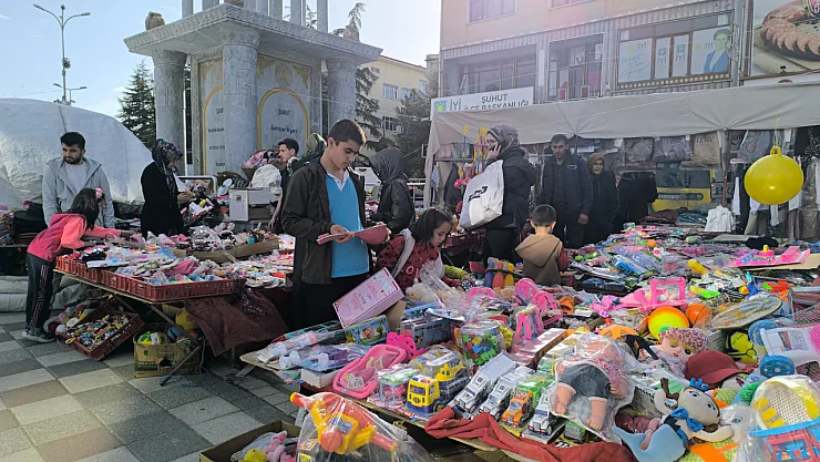 Afyonkarahisar'da Semt Pazarlarına Bayramlık Akını!