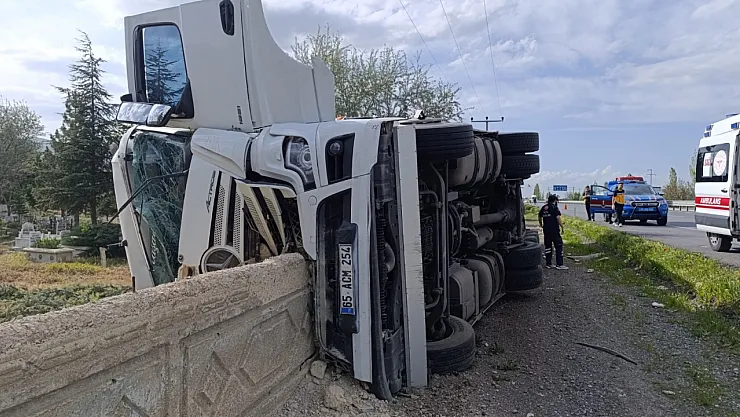 Afyonkarahisar'da Tır Mezarlığa Girdi!