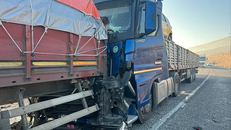 Afyonkarahisar'da Tır Tırla Çarpıştı