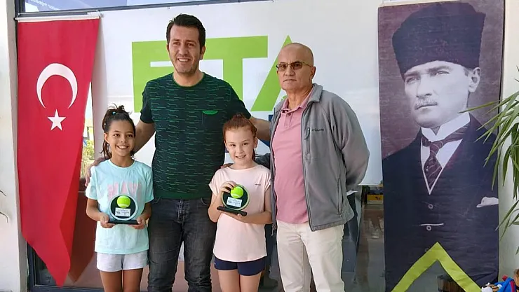 Afyonkarahisar'ın Genç Yıldızları Kortlarda Fırtına Gibi Esti!